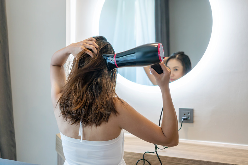 Mẹ nên sấy khô tóc ngay sau khi gội